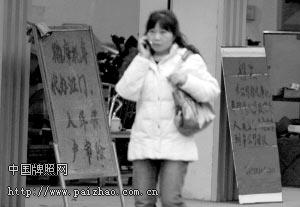 1月13日,高明区荷城沧江路的一家摩托车行,门前牌子上写着:“购摩托车,代办江门入户、年审、保险”。崔景印 摄