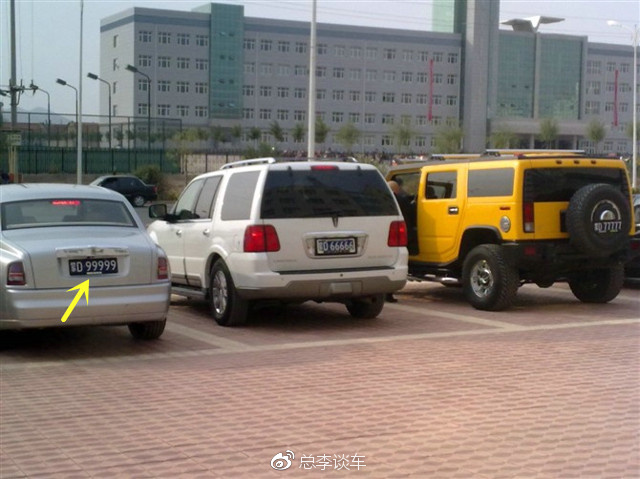 劳斯莱斯领头,三辆豪车停一起,光是这三个车牌就让路人羡慕不已