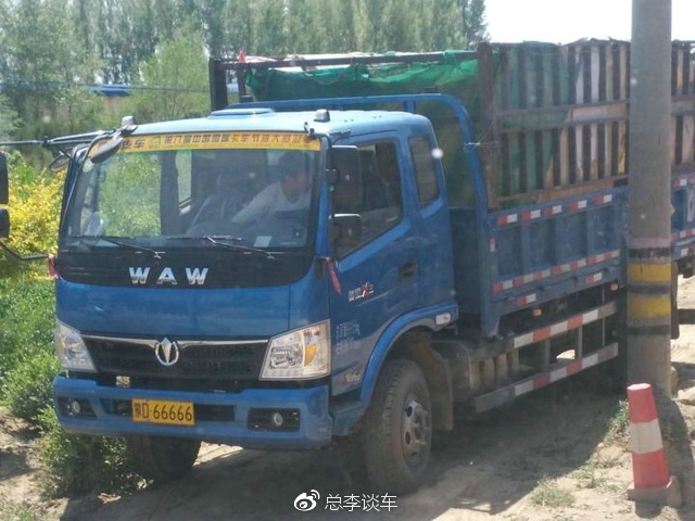 劳斯莱斯领头,三辆豪车停一起,光是这三个车牌就让路人羡慕不已