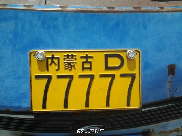 劳斯莱斯领头,三辆豪车停一起,光是这三个车牌就让路人羡慕不已