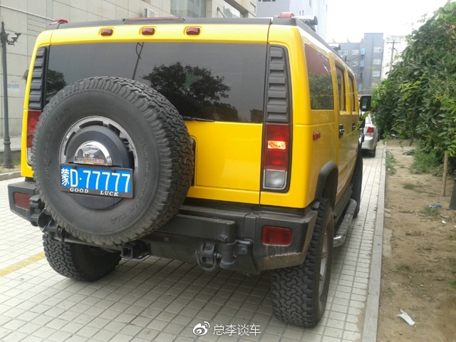 劳斯莱斯领头,三辆豪车停一起,光是这三个车牌就让路人羡慕不已