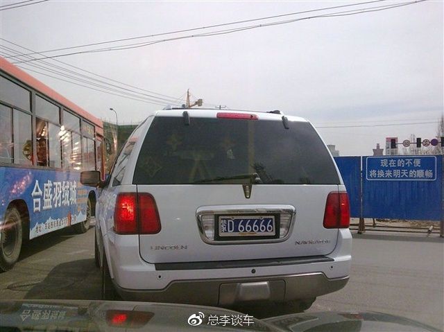 劳斯莱斯领头,三辆豪车停一起,光是这三个车牌就让路人羡慕不已